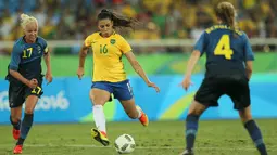 Pemain Brasil Beatriz (tengah) saat menendang bola ke gawang Swedia pada Olimpiade Rio 2016,Brasil, (6/8). Selain dikaruniai olah bola yang bagus, para pemain Brasil kali ini juga dikaruniai wajah yang rupawan. (REUTERS / Gonzalo Fuentes)