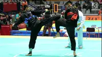 Pesilat Indonesia, Iqbal Candra Pratama saat bertarung melawa Pesilat Thailand, Porntep Poolkaew di Arena Pendopo Pencak Silat TMII, Jakarta, Kamis (23/8). Pesilat Iqbal unggul dengan skor 5-0 di kelas 60-65 kg. (Liputan6.com/Fery Pradolo)