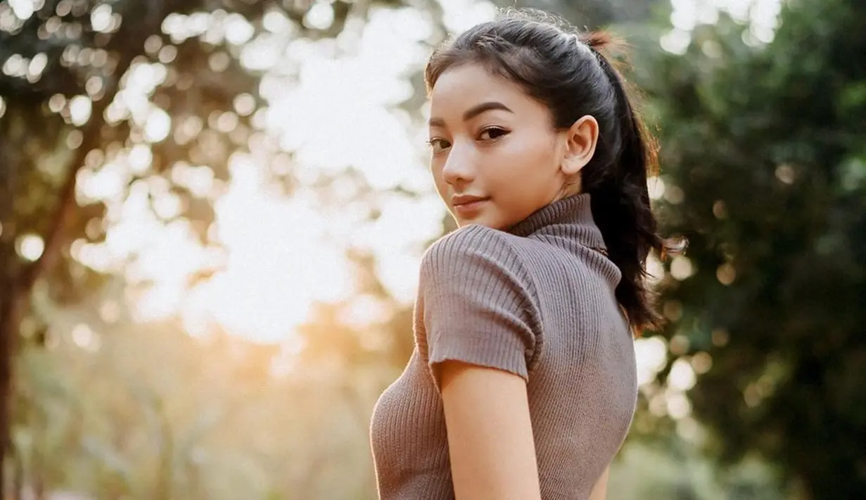 Selain piawai dalam berakting, paras cantik Glencha Chysara juga berhasil curi perhatian. Apalagi wanita kelahiran 1995 ini pandai memadupadankan busana dalam gaya kasual. Penampilannya pun makin terlihat memesona.(Liputan6.com/IG/@glencachysaraofficial)