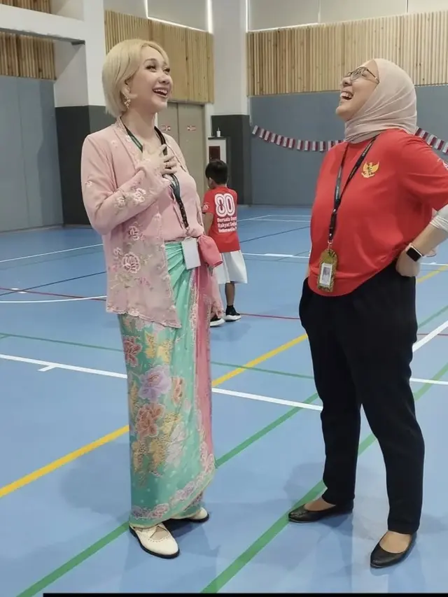 Bunga Citra Lestari saat Melihat Noah Sinclair Menjadi Pemimpin Upacara saat HUT ke-80 Indonesia.