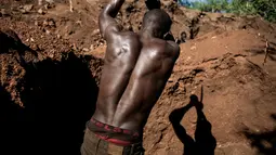 Seorang penambang liar sedang menggali untuk mencari emas dan batu ruby di tambang Gemfields di Montepuez, Mozambik (14/2). (AFP/John Wessels)