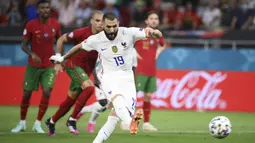 Pembuktian kelayakan Karim Benzema. Setelah absen lebih dari 5 tahun memperkuat Timnas Prancis, Benzema kembali dipanggil di ajang Euro 2020 ini. Dua golnya saat jumpa Portugal menjadi bukti kepantasan pemanggilannya setelah dua laga awal dilaluinya tanpa gol. (Foto: AP/Pool/Franck Fife)