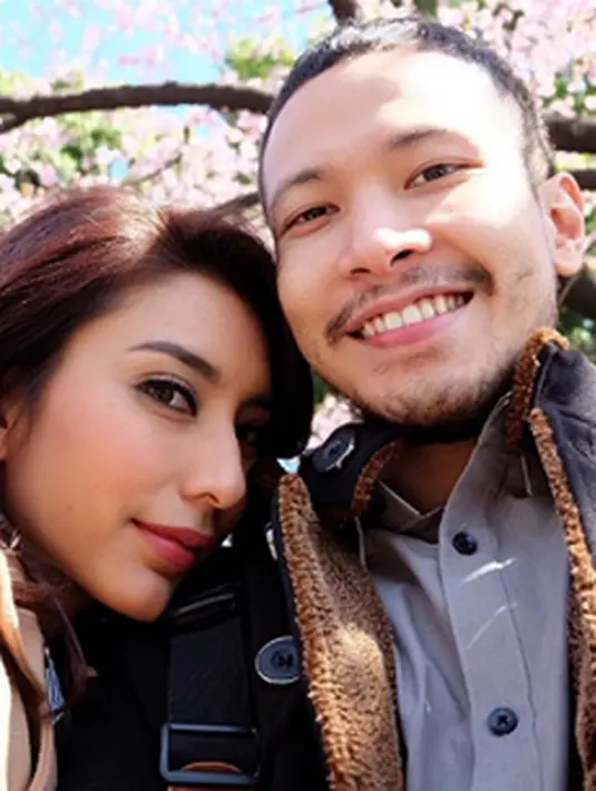 Tyas Mirasih liburan bersama kekasihnya Raiden Soedjono ke Jepang. Ia membagikan foto kebahagiaannya bersama kekasih lewat Instagramnya. (Instagram/@Tyasmirasih)
