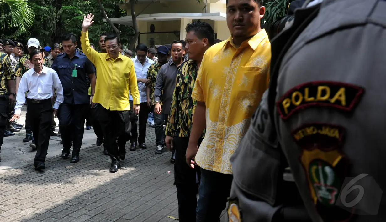 Agung Laksono melambaikan tangan kepada para pendukungnya saat menghadiri pembacaan keputusan Pengadilan Tata Usaha Negara Jakarta Timur (PTUN) terkait kisruh Partai Golkar, Senin (18/5/2015). (Liputan6.com/JohanTallo)