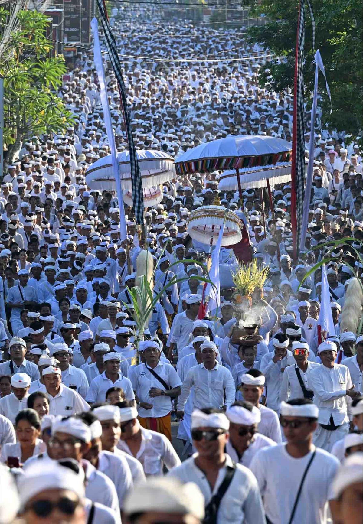 FOTO: Penampakan Ribuan Umat Hindu Berjalan Kaki sepanjang 15 KM menuju Pura Uluwatu Bali