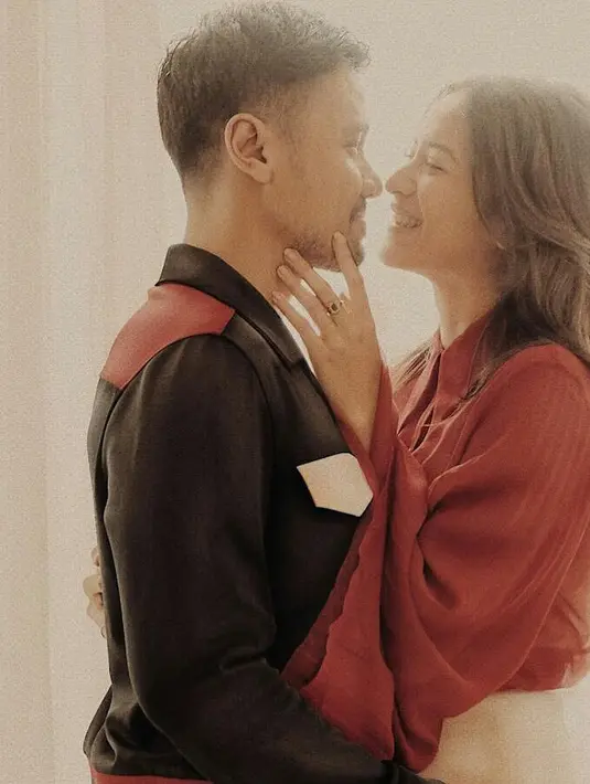 Sejak menikah Chicco Jerikho dan Putri Marino selalu menunjukkan kemesraannya. Seperti diketahui, pasangan ini menjalani masa pacaran sekitar tiga bulan. (Instagram/putrimarino)