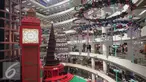 Jam dinding dan pohon natal raksasa terlihat di Mal Ciputra, Jakarta, Rabu (23/12). Jelang perayaan natal sejumlah mal di Jakarta mendekor mal bernuansa natal agar menjadi daya tarik. (Liputan6.com/Angga Yuniar)