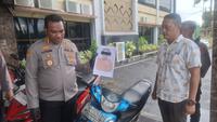 Sepasang suami istri melakukan pencurian sepeda motor sehari setelah ngekos di kawasan Gang Mawar, Kecamatan Tanjung Karang Pusat, Bandar Lampung.