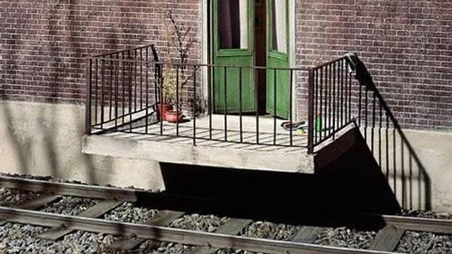 7 Desain Bangunan Di Tempat Umum Ini Sukses Bikin Gagal Paham.