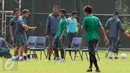 Pelatih Timnas Indonesia U-22, Luis Milla Aspas (kedua kiri) memberi arahan pada timnya usai laga uji coba di Lapangan SPH Karawaci, Tangerang, Selasa (25/4). Timnas Indonesia U-22 unggul 2-1. (Liputan6.com/Helmi Fithriansyah)