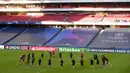 Para pemain Bayern Munchen melakukan pemanasan selama sesi latihan di stadion Da Luz, Lisbon, Portugal (13/8/2020). Bayern Munchen akan bertanding melawan Barcelona pada perempat final Liga Champions di Estadio da Luz. (Rafael Marchante/Pool via AP)