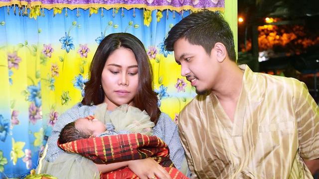 5 Potret Cantik Anak Evi Masamba Saat Prosesi Aqiqah di Kampung Halaman