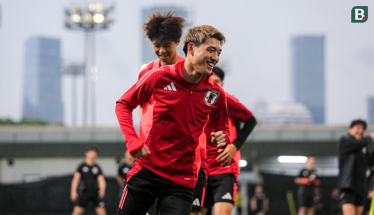 <p>Pemain Jepang, Ritsu Doan saat melakukan latihan perdana menjelang laga putaran ketiga Kualifikasi Piala Dunia 2026 melawan Timnas Indonesia yang berlangsung di Lapangan A, kompleks SUGK, Senayan, Jakarta, Senin (11/11/2024). (Bola.com/Bagaskara Lazuardi)</p>