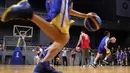 Peserta Coaching Clinic dari Indonesia Basketball Academy menggiring bola sesuai instruksi Enes Kanter di Britama Arena, Jakarta, Kamis (18/5/2017).  (Bola.com/Nicklas Hanoatubun)