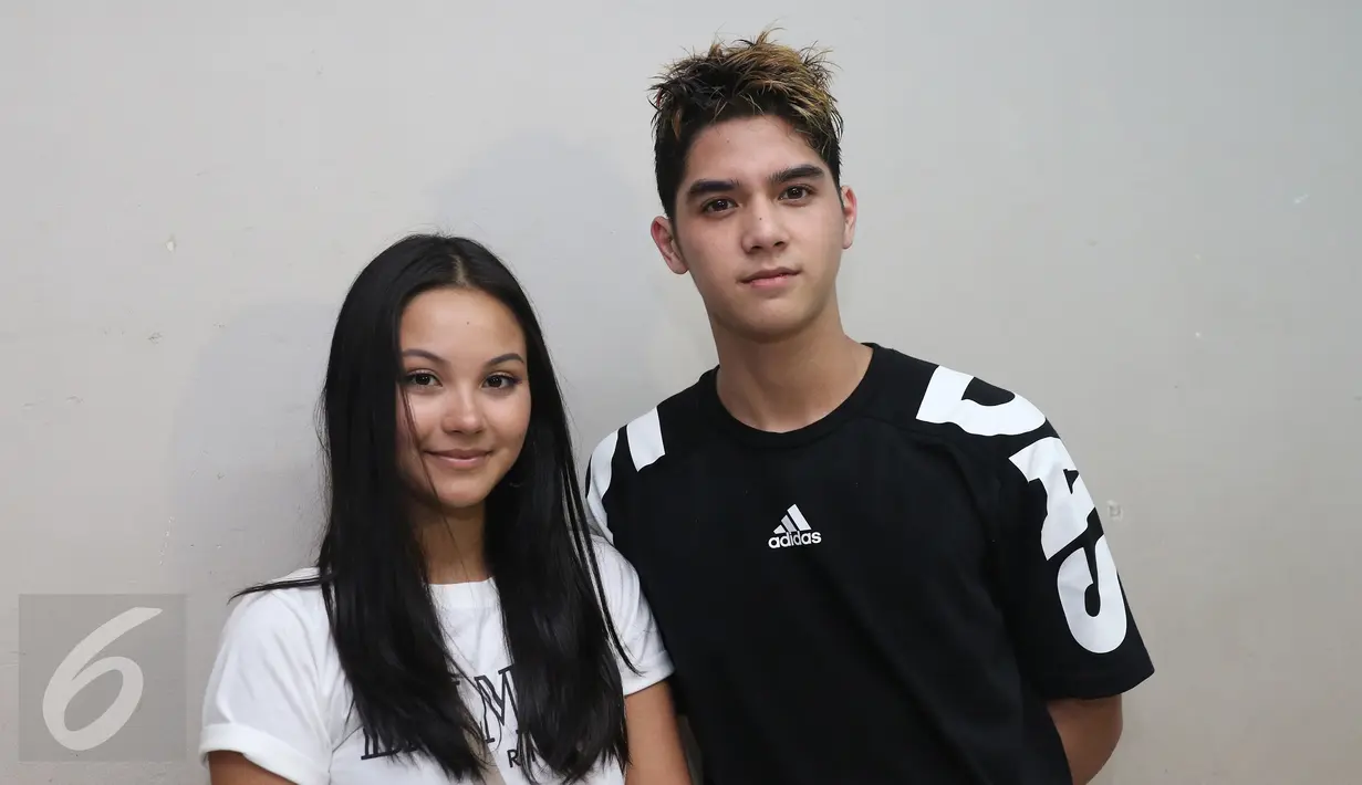 Al Ghazali dan kekasihnya, Alyssa Daguise ditemui usai mengisi acara di kawasan Senayan, Jakarta, Sabtu (8/5). Kini Al Ghazali mulai sering memamerkan kemesraan dengan gadis turunan Prancis-Indonesia itu di depan publik. (Liputan6.com/Herman Zakharia)