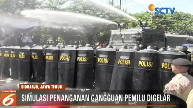 Polisi menggelar simulasi penanganan gangguan Pemilu 2019 di Alun-alun Kota Sidoarjo, Jawa Timur.