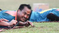 Kiper gaek Arema Cronus, Achmad Kurniawan, tolak tawaran menggiurkan ikut tarkam demi Singo Edan yang sedang krisis kiper. (Bola.com/Kevin Setiawan)