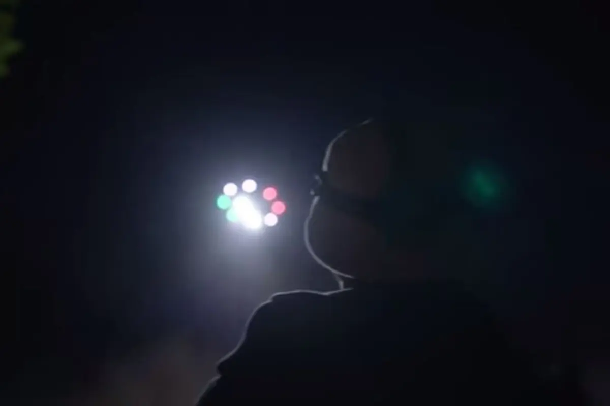 [Bintang] Pasang Lampu 1000 Watt, Drone Ini Jadi Mirip UFO!