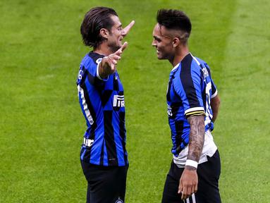 Striker Inter Milan, Lautaro Martinez, melakukan selebrasi bersama Candreva usai membobol gawang Sampdoria pada laga Serie A di Stadion Giuesepe Meazza, Minggu (21/6/2020). Inter Milan menang 2-1 atas Sampdoria. (AP/Antonio Calanni)