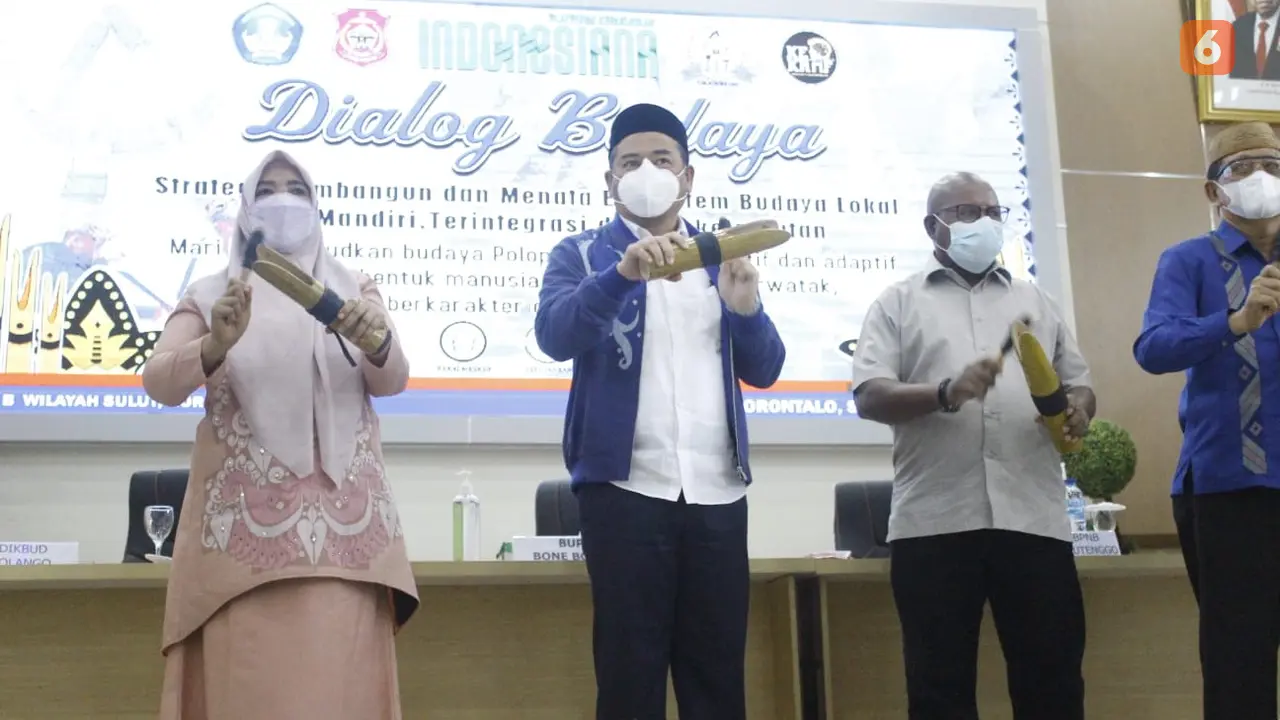Bupati Bone Bolango Hamim Pou bersama Kepala Balai Pelestarian Nilai dan Budaya Sulut, Apolos Marisan didampingi Kepala Dinas Pendidikan Bonebol Marni Nisabu (Arfandi Ibrahim/Liputan6.com)