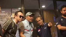 Chef de Mission (CdM) Kontingen Indonesia untuk Asian Games 2026, Todotua Pasaribu didampingi Pelatih Timnas Surfing Indonesia Arya Subiakto saat memantau sesi latihan atlet di Kuta pada Kamis sore (16/7/2026). (Bola.com/Alit Binawan)