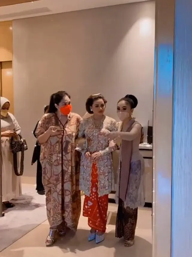 Mewakili Krisdayanti, Ini 6 Momen Kedekatan Aurel Hermansyah dan Yuni Shara