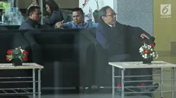 Tersangka Made Oka Masagung berada di ruang tunggu KPK untuk pemeriksaan terkait kasus korupsi E-KTP, Jakarta, Kamis (8/3). Sejak ditetapkan sebagai tersangka pada 28 Februari 2018 lalu, Made Oka belum ditahan oleh KPK. (Liputan6.com/Herman Zakharia)