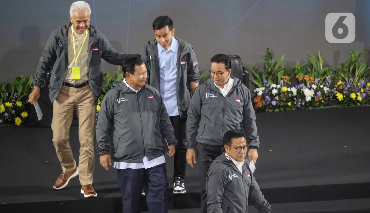 Capres nomor urut 1 Anies Baswedan (kanan) berbincang dengan Capres nomor urut 2 Prabowo Subianto (kedua kiri) usai menyampaikan paparan Penguatan Anti Korupsi untuk Penyelenggara Negara Berintegritas (Paku Integritas) di Gedung Merah Putih KPK, Jakarta, Rabu (17/1/2024). (Liputan6.com/Angga Yuniar)