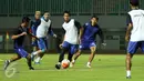 Pemain Arema FC saat latihan uji lapangan jelang laga final Piala Presiden 2017 di Stadion Pakansari, Kab Bogor, Jumat (10/3). Di final, Arema FC akan berlaga melawan PBFC, Minggu (12/3). (Liputan6.com/Helmi Fithriansyah)