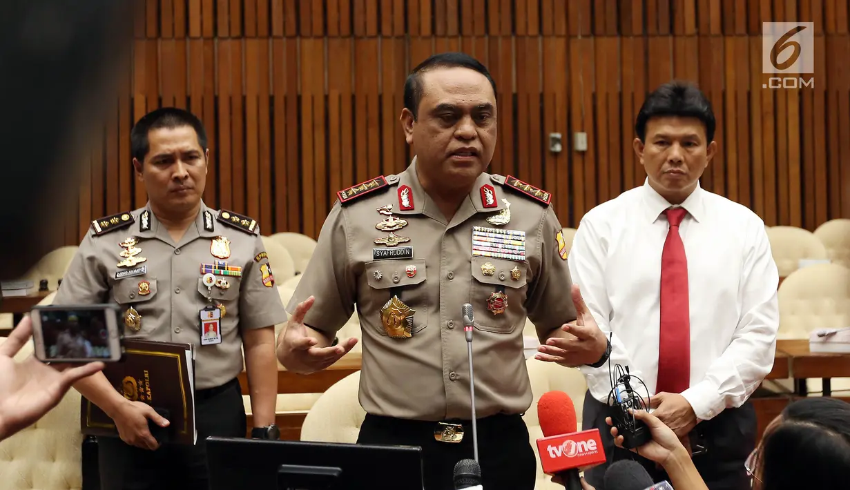 Wakapolri Komjen Syafruddin, memberikan keterangan pers usai menggelar Rapat Dengar Pendapat tertutup bersama Pansus Hak Angket KPK di Komplek Parlemen, Senayan, Jakarta, Rabu (19/7). (Liputan6.com/Johan Tallo) 