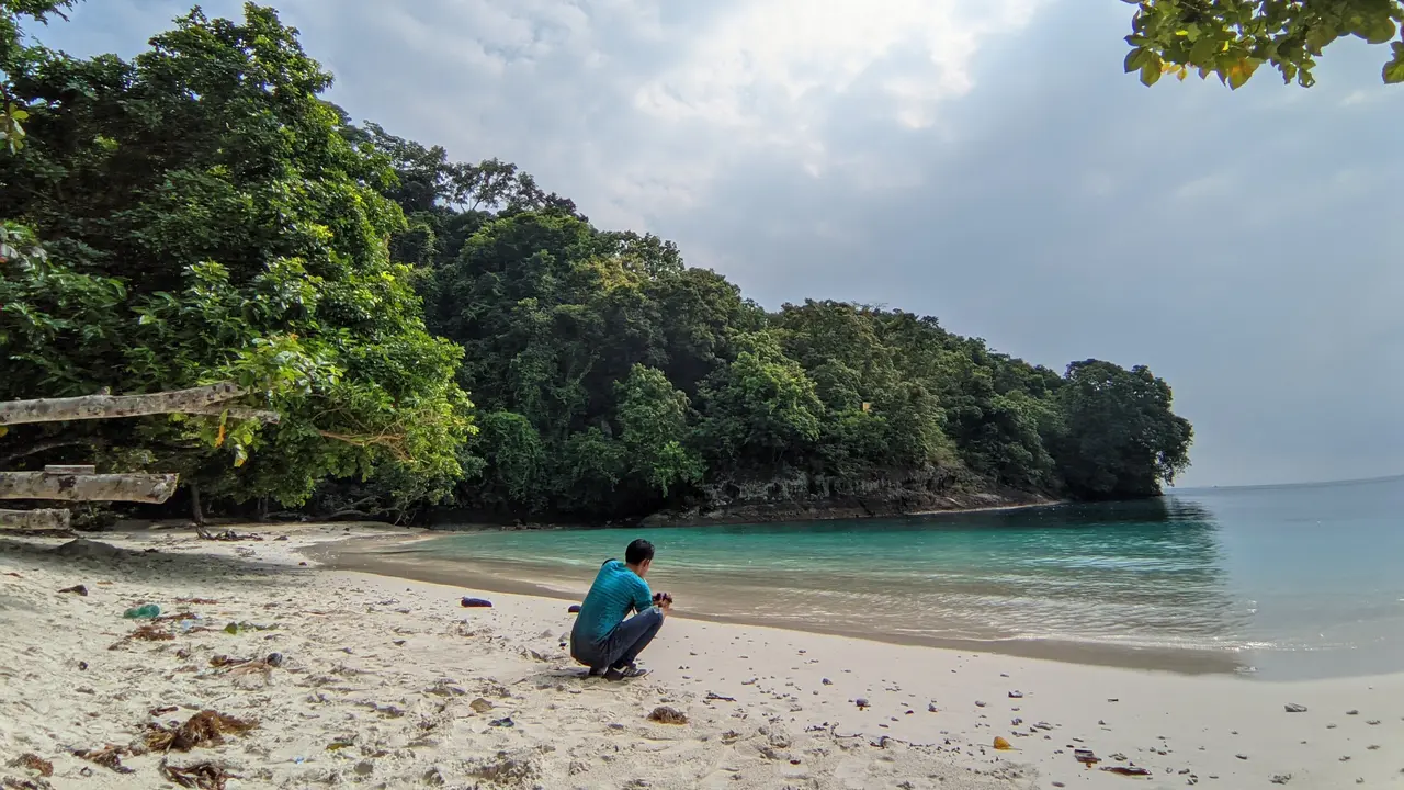 Pantai Teluk Hantu, di Kecamatan Punduh Pidada, Kabupaten Pesawaran, Lampung. (Liputan6.com/Ardi)