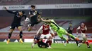 Kiper Arsenal, Bernd Leno, berusaha menghalau bola saat melawan Aston Villa pada laga Liga Inggris di Stadion Emirates, Minggu (8/11/2020). Arsenal takluk dengan skor 0-3. (Richard Heathcote/Pool via AP)