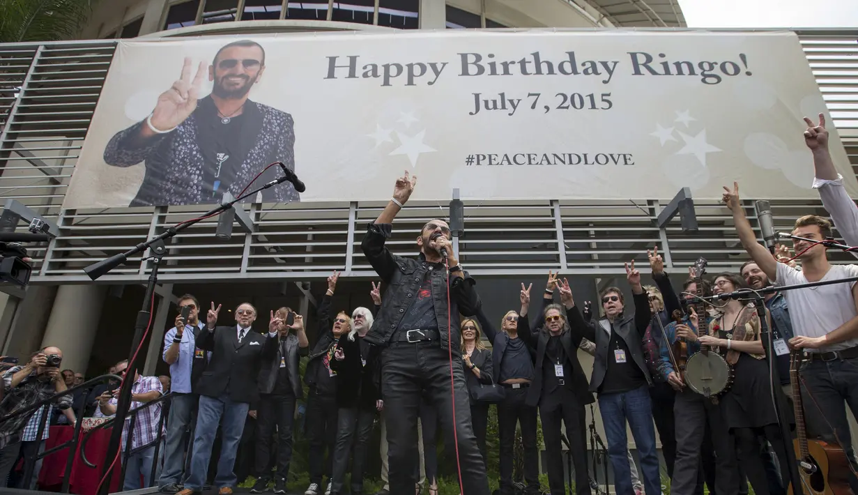 Drummer The Beatles, Ringo Starr memberi sambutan saat merayakan ulang tahunnya yang ke-75 di Los Angeles, California, Selasa (7/7/2015). Acara perayaan ulang tahun tersebut bertema Peace & Love. (REUTERS/Mario Anzuoni)