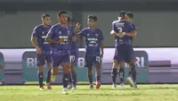 Selebrasi pemain Persita Tangerang, Ramiro Fergonzi (kanan) setelah mencetak gol pertama timnya ke gawang PSS Sleman pada laga pekan ke-9 BRI Liga 1 2023/2024 di Stadion Indomilk Arena, Tangerang, Jumat (18/8/2023). (Bola.com/Abdul Aziz)