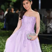 Angel Lee terlihat sangat anggun dengan balutan gaun berwarna ungu muda karya desainer Fetty Rusli.  ( Desmond Manullang/Bintang.com)