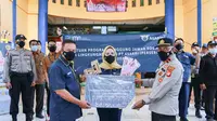 Penyerahan bantuan masker oleh ASABRI ke Polsek Kramat Jati