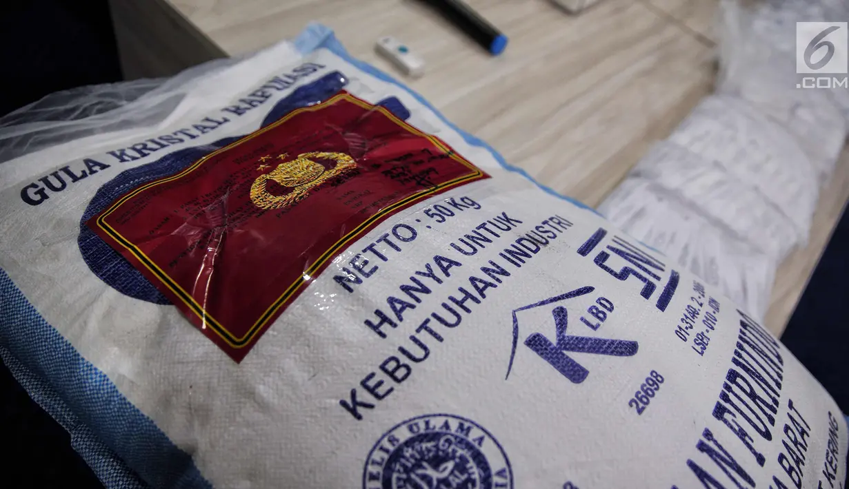 Barang bukti sejumlah kemasan gula rafinasi yang ditampilkan di Gedung Bareskrim, Jakarta, Rabu (1/11). Petugas berhasil mengamankan sebanyak 82.500 kemasan gula rafinasi yang siap konsumsi. (Liputan6.com/Faizal Fanani)