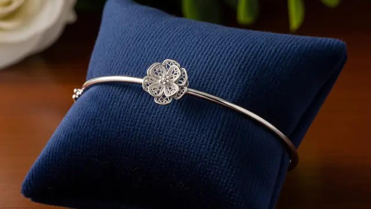 7 Model Gelang Bangle Tipis dengan Aksen Bunga, Sentuhan Klasik yang Tetap Kekinian