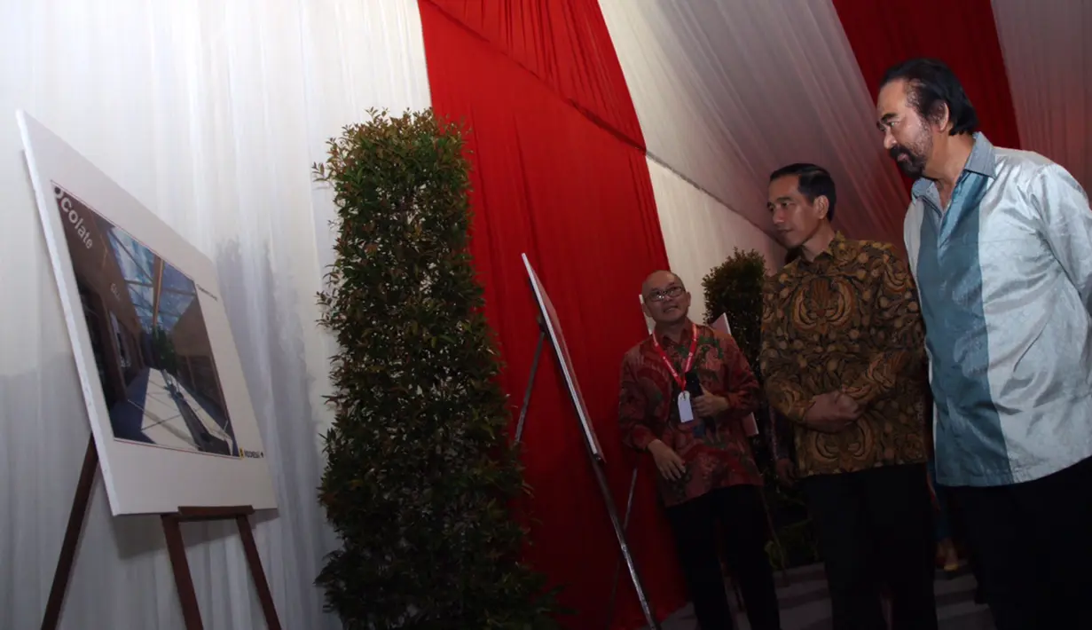 Presiden Joko Widodo (kedua kanan) bersama Ketua Partai Nasdem, Surya Paloh (kedua kanan), memperhatikan foto rencana pembangunan Gedung Indonesia 1 di Jalan MH Thamrin, Jakarta, Sabtu (23/05/2015). (FOTO: Istimewa)