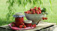 How to make strawberry jam at home. (Photo: Lucinda Hershberger/Unsplash)