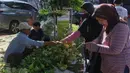 Di pasar Pondok Labu Jakarta, harga satuan kulit ketupat tersebut dijual dengan harga harga Rp10.000 per ikat berisi 10 buah atau Rp1000/pcs. (merdeka.com/Arie Basuki)
