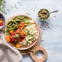 Dalam melakukan diet, kamu juga harus memenuhi makanan yang sehat serta kadar nutrisi yang cukup untuk tubuh. (Foto: Unsplash.com/Ella Olsson)