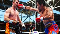 Manny Pacquiao (kanan) melepas pukulan ke Jeff Horn pada perebutan gelar WBO kelas Welter di Suncorp Stadium, Brisbane, Australia, Minggu (2/7/2017). Pacquiao kalah angka telak. (AFP/Patrick Hamilton)