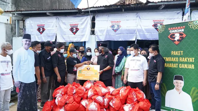 Sahabat Ganjar membagikan sembako (Istimewa)
