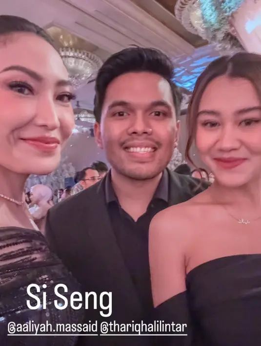 Aaliyah pun seperti biasa tampil dengan makeup flawless hanya tampak lipstik merah matte. Rambutnya diikat ke belakang dengan menyisakan poni membingkai wajah. [@mrsayudewi]