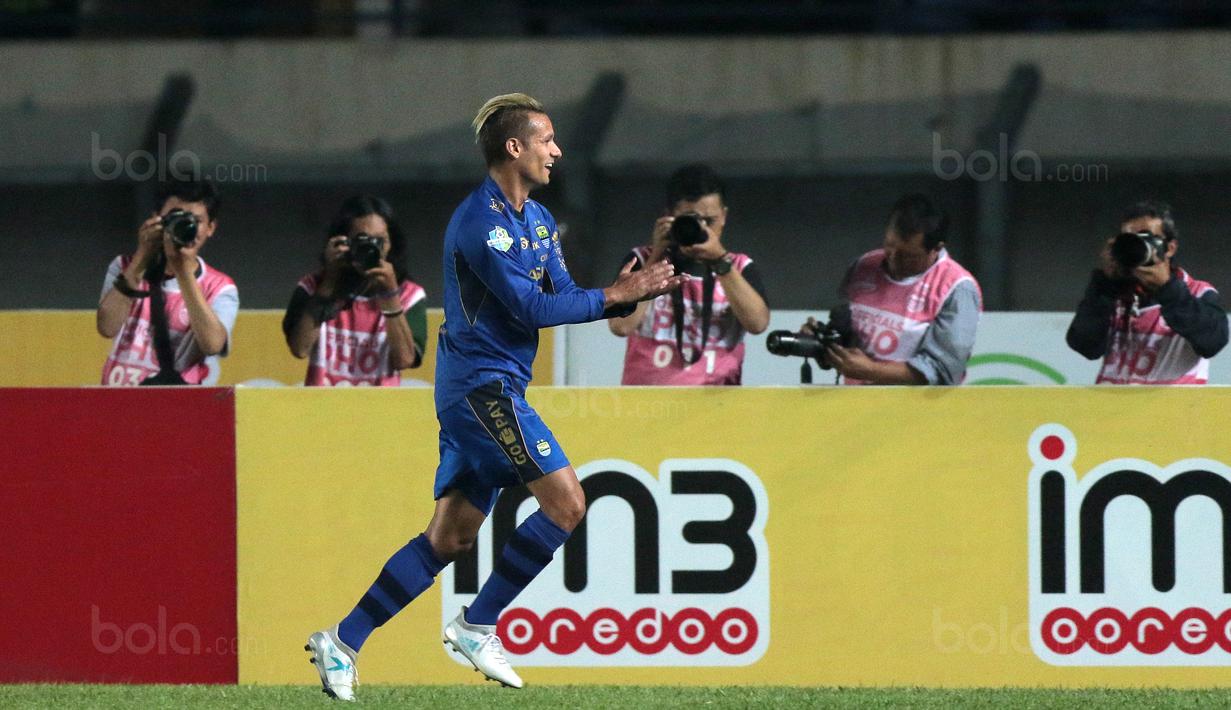 Selebrasi gol pemain Persib Bandung, Raphael Maitimo usai mencetak gol ke gawang PS TNI pada lanjutan Liga 1 2017 di Stadion Si Jalak Harupat, Sabtu (05/8/2017). (Bola.com/Nicklas Hanoatubun)