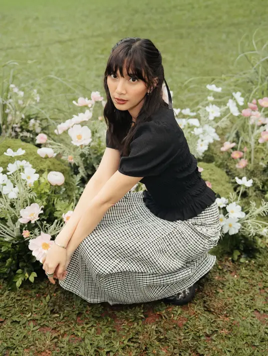 Julukan “Ibu Negara” sendiri merupakan panggilan sayang bernuansa humor yang diberikan netizen kepada Sheila Dara di media sosial. Sebutan tersebut melekat karena Sheila dikenal sebagai istri dari musisi populer Vidi Aldiano, sekaligus sosok pendamping yang setia dan kalem di berbagai kesempatan publik. [@sheiladara].