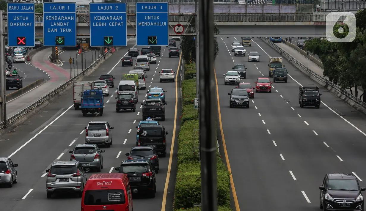 Sejumlah kendaraan melintasi jalan tol dalam kota di Jakarta, Rabu (9/2/2022). PT Jasa Marga berencana menaikkan tarif tol dalam kota pada ruas Tol Cawang-Tomang-Pluit dan Cawang-Tanjung Priok-Ancol Timur-Jembatan Tiga/Pluit sebesar Rp500. (Liputan6.com/Johan Tallo)