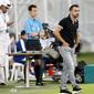 Xavi saat mendampingi timnya, Al Sadd, dalam laga 16 besar Liga Champions Asia kontra sesama klub Qatar, Al Duhail, di Al-Janoub Stadium, Al Buckayro, Selasa (6/8/2019). (AFP)