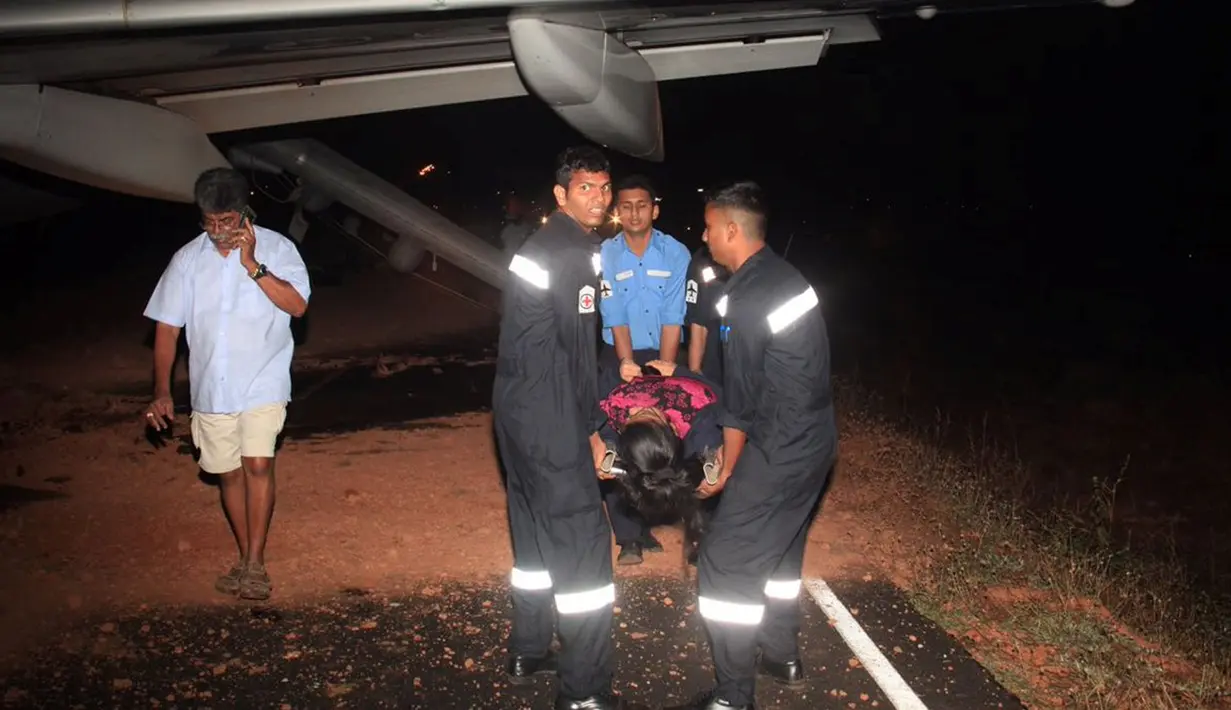 Tim penyelamat mengevakuasi penumpang setelah tergelincirnya pesawat maskapai India, Jet Airways, di Bandara Dabolim, Goa, Selasa (27/12). Pesawat tersebut membawa 161 penumpang dan awak. (Indian Navy/Indian Ministry of Defence/Handout via REUTERS)